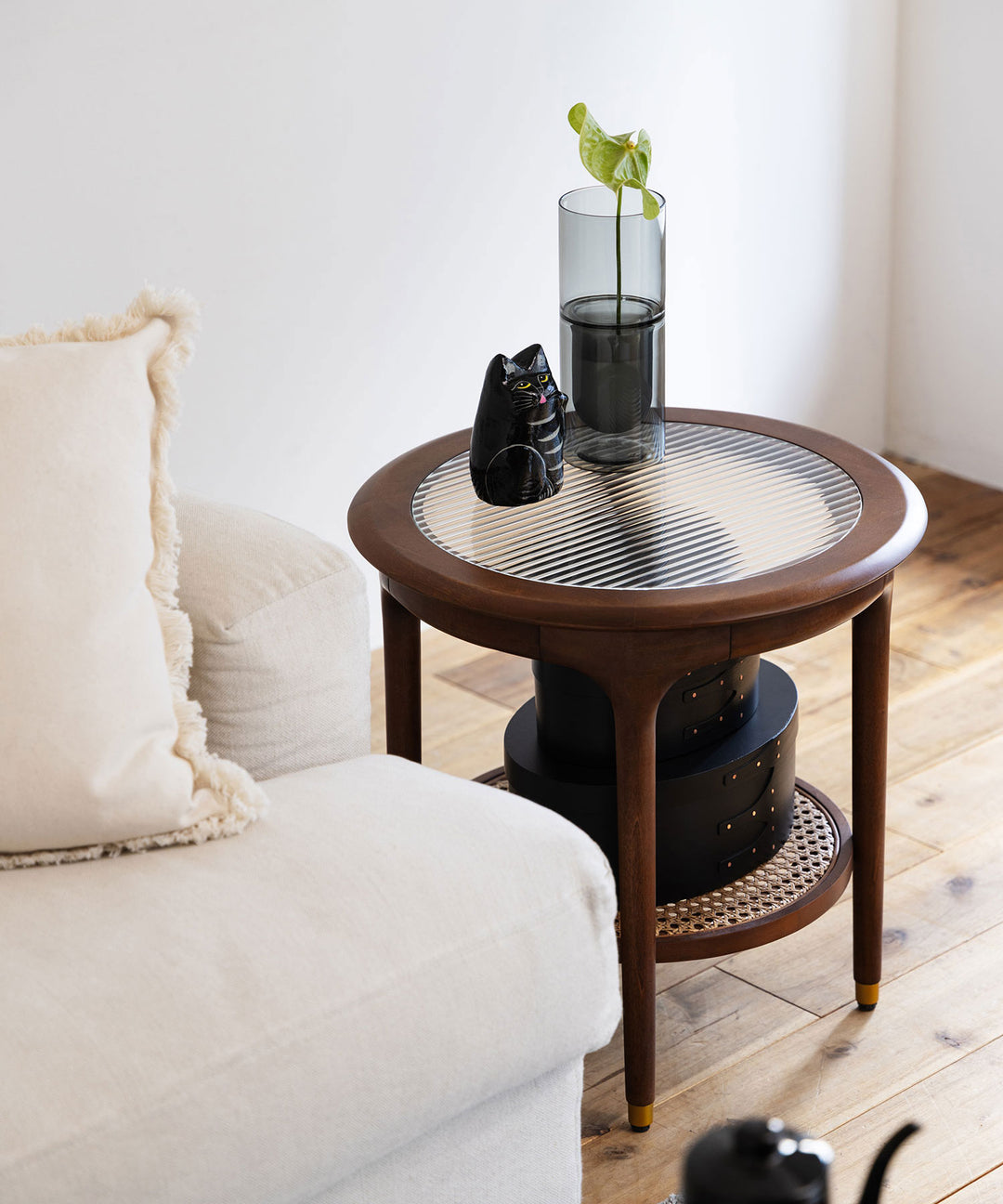 JULIE ラウンドサイドテーブル ダークブラウン - 北欧デザインのラタン