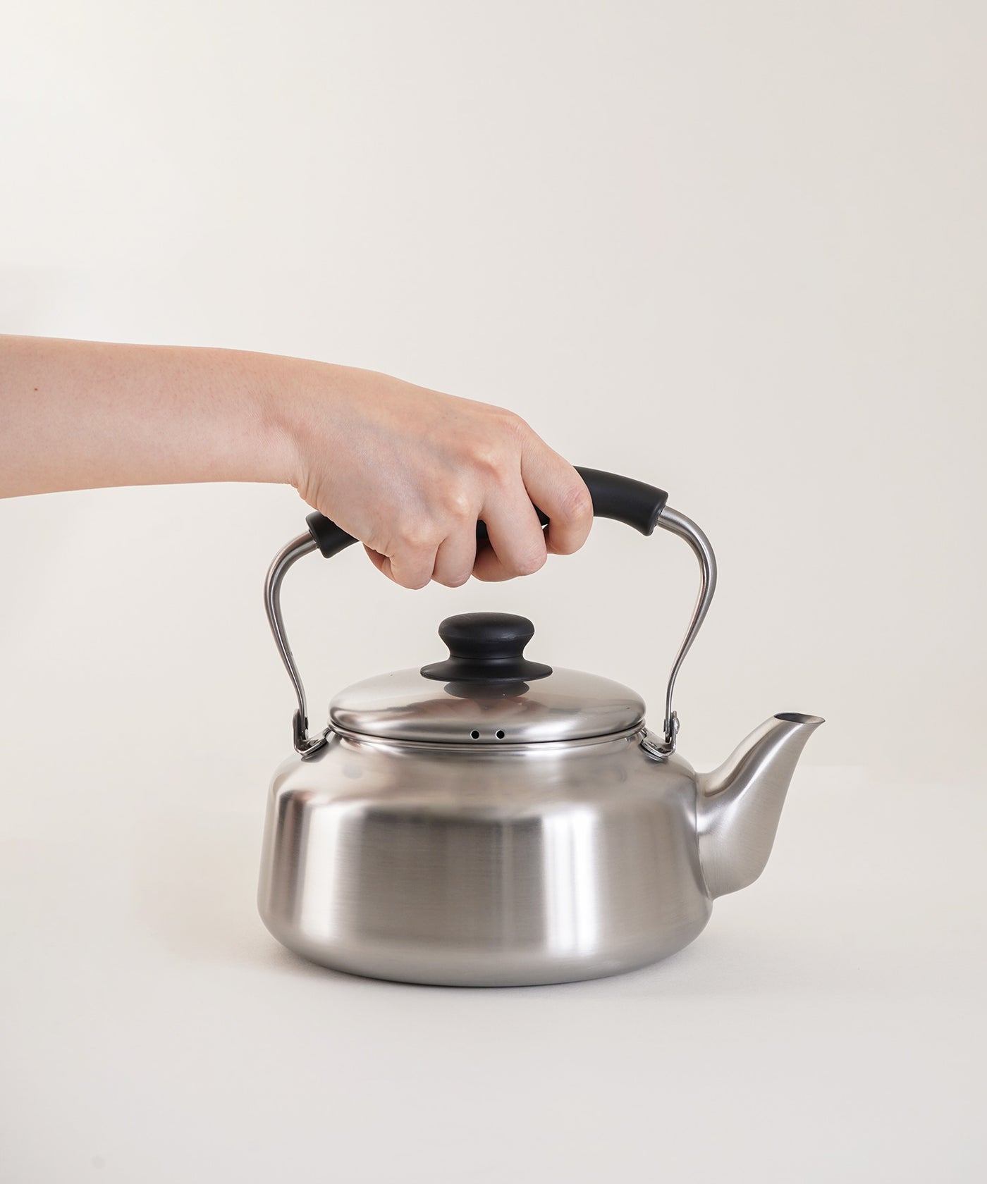 柳宗理 / ステンレスケトル 2.5L つや消し｜清潔感と耐久性を兼ね備え