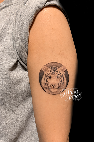 ホワイトタイガーのファインライン・タトゥー – Tifana Tattoo – 東京