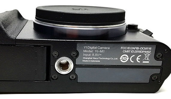 ミラーレス一眼カメラ「Xiaomi YI Digital Camera M1」小型・軽量で