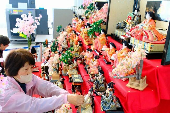 徳島阿波おどり空港にひな人形がずらり 観光客らに「ビッグひな祭り