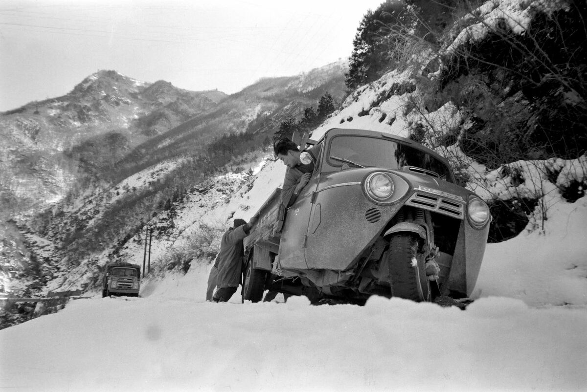 雪に弱いオート三輪 山道で立ち往生、脱出に四苦八苦 1967(昭和42)年