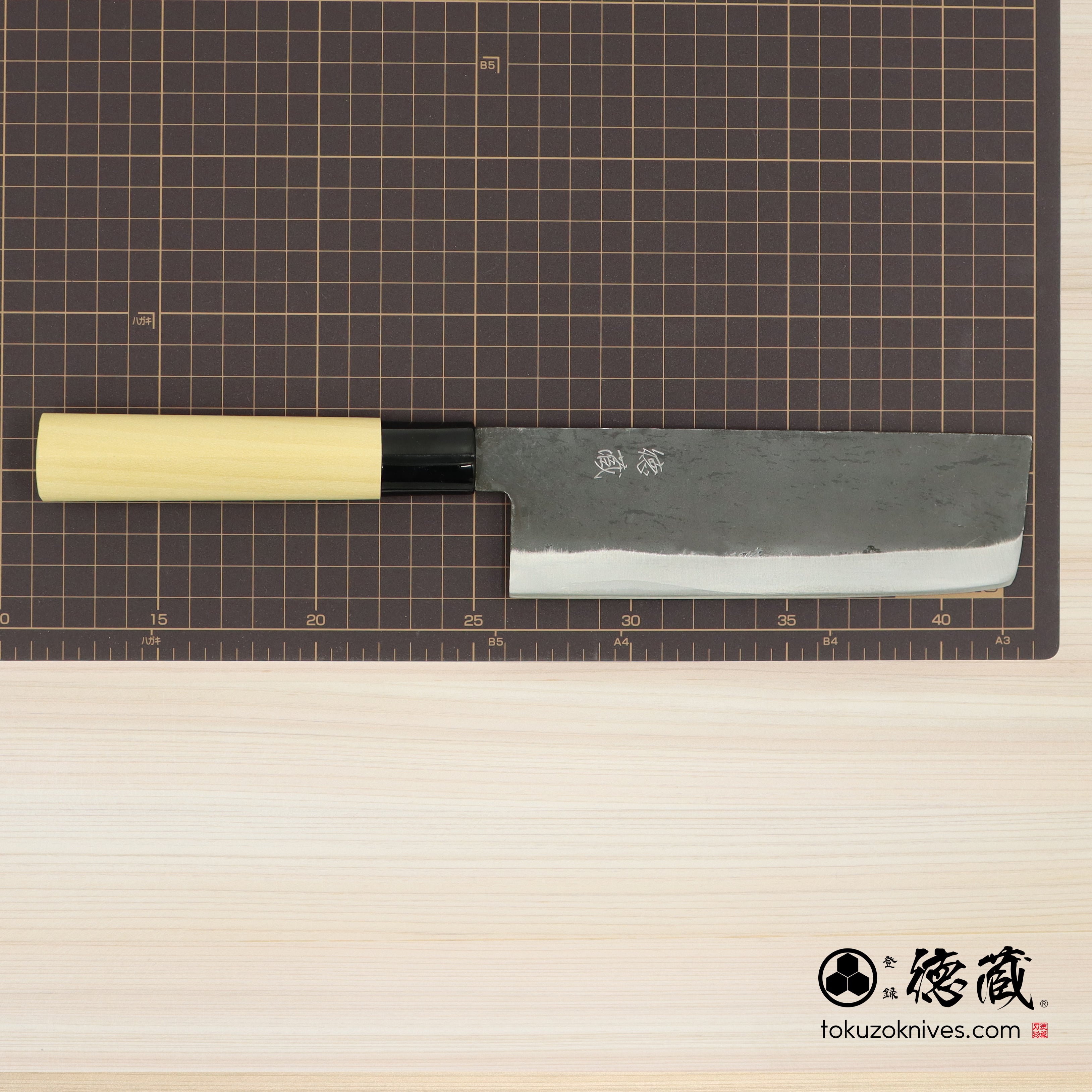 徳蔵 白二 黒打仕上 菜切包丁 朴柄 – 徳蔵刃物 TOKUZO KNIVES