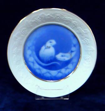 大倉陶園 2001年巳 干支小皿 スタンド付 - 土岐陶器本店