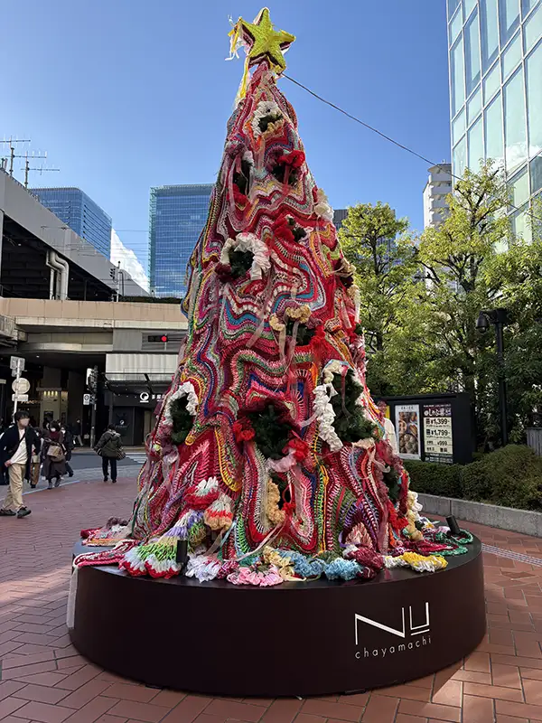 梅田・NU茶屋町に色鮮やかなニットを着たクリスマスツリーが出現