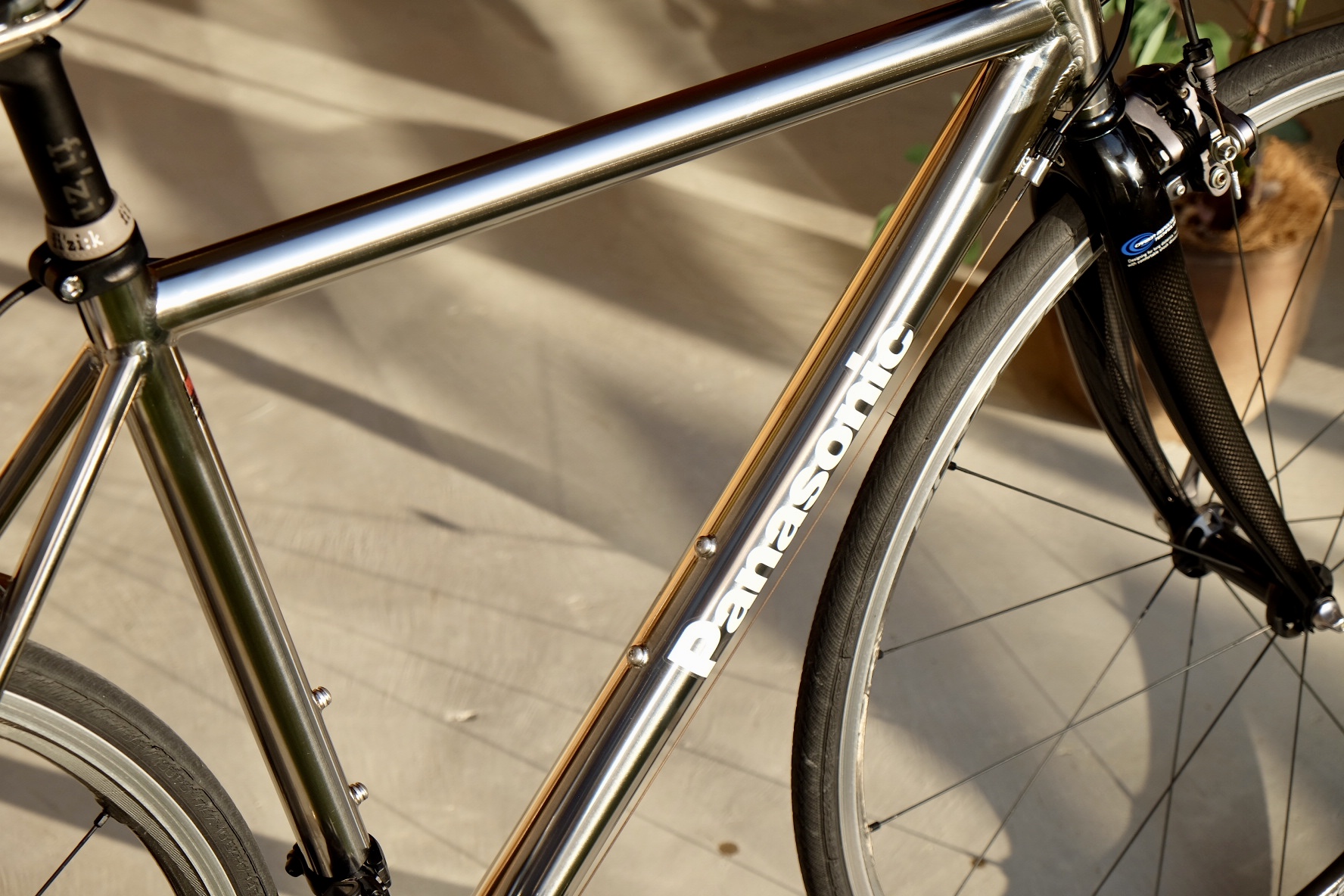 クラフトマンシップ息づくオーダーチタンフレーム Panasonic