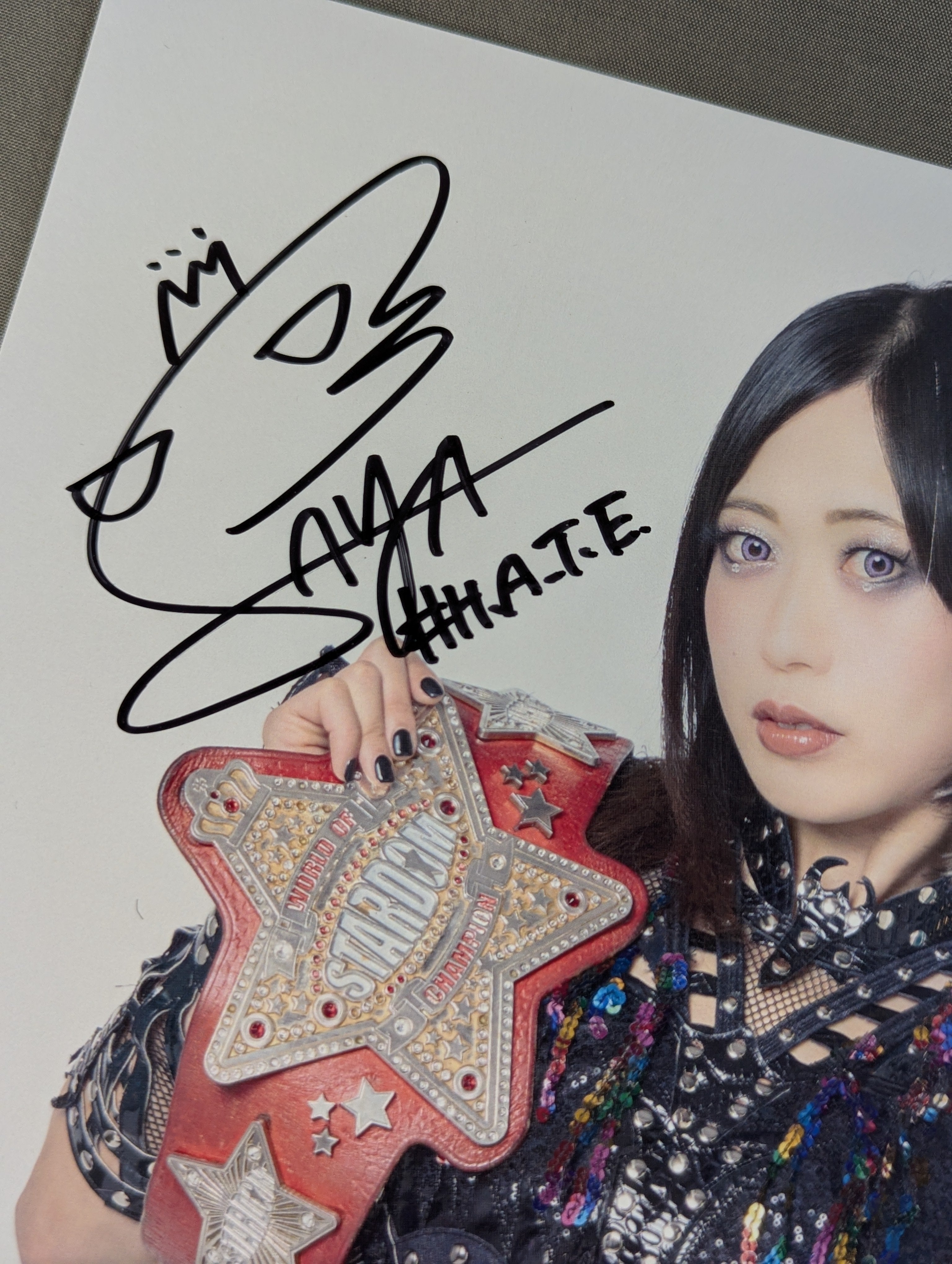 上谷沙弥 直筆サイン入り スターダムポートレート(A-7) – 闘道館