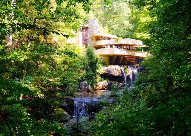 滝の上にたたずむ邸宅 | TORJA