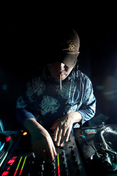 伝説のヒップホップ・グループ、キミドリのDJ、クボタタケシがMIX CD