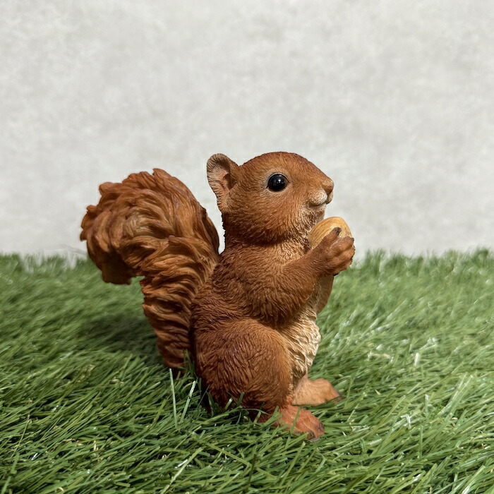 楽天市場】置物 松ぼっくりを掴むリス かわいい woobia ウービア