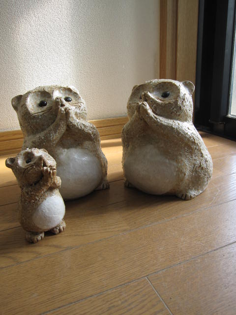 楽天市場】信楽焼き おねがい家族狸親子タヌキ置物 狸 : 園芸百貨店