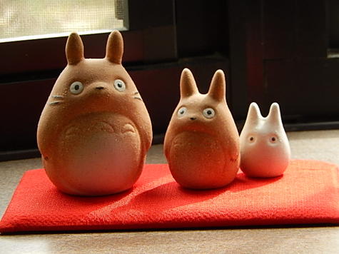 楽天市場】信楽焼の陶器のトトロトトロの置物 となりのトトロ : 園芸