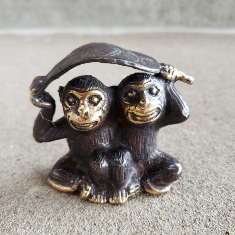 楽天市場】猿 サル 真鍮 葉っぱ傘 2頭の猿 アンティーク ブロンズ像