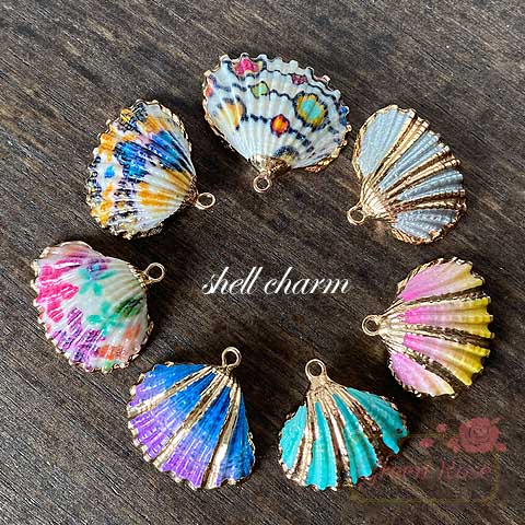 楽天市場】海からの贈り物 天然の貝殻チャーム カラフル 全4種 2個 SCH