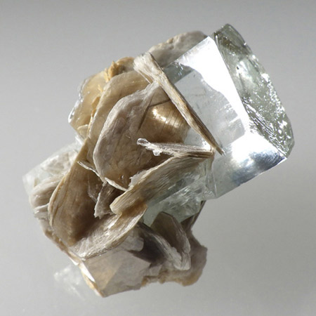 楽天市場】アクアマリン with モスコバイト 結晶 原石 パキスタン産