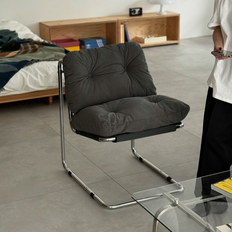 ラウンジチェア 【ART OF BLACK】 スチールのフレームにパテッドシートを組み合わせたシンプルな構造の