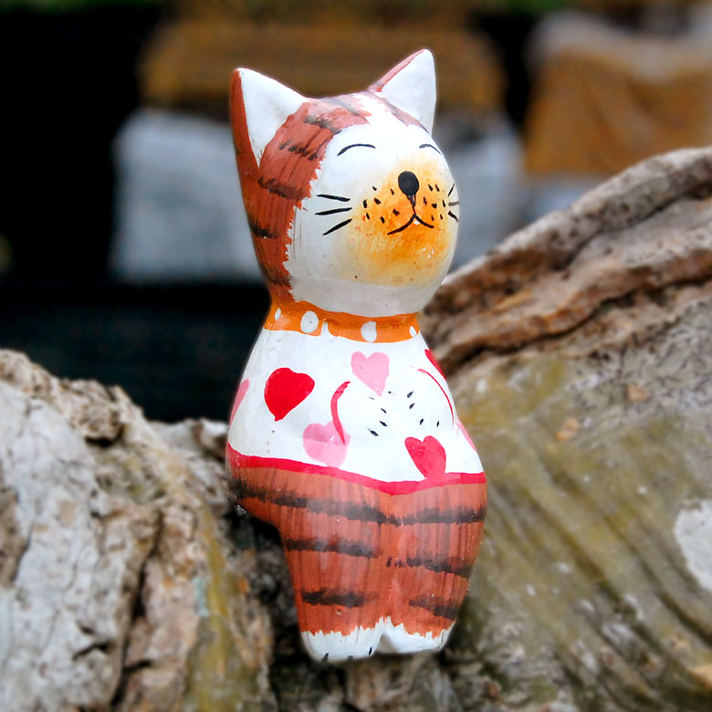楽天市場】ちょこんとお座りするバリネコの木彫りオブジェ ハート柄