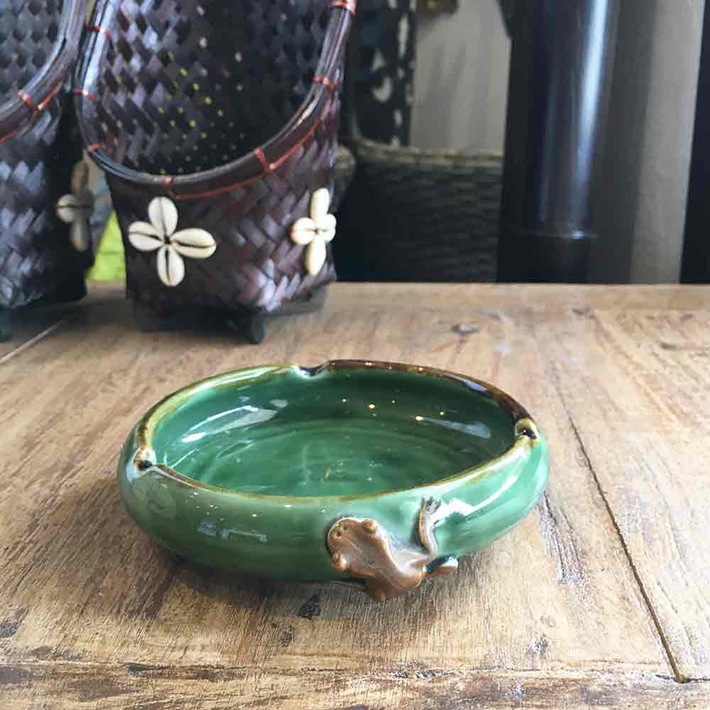 楽天市場】卓上 灰皿 カエル 緑 陶器 アッシュトレイ 灰ざら 卓上灰皿