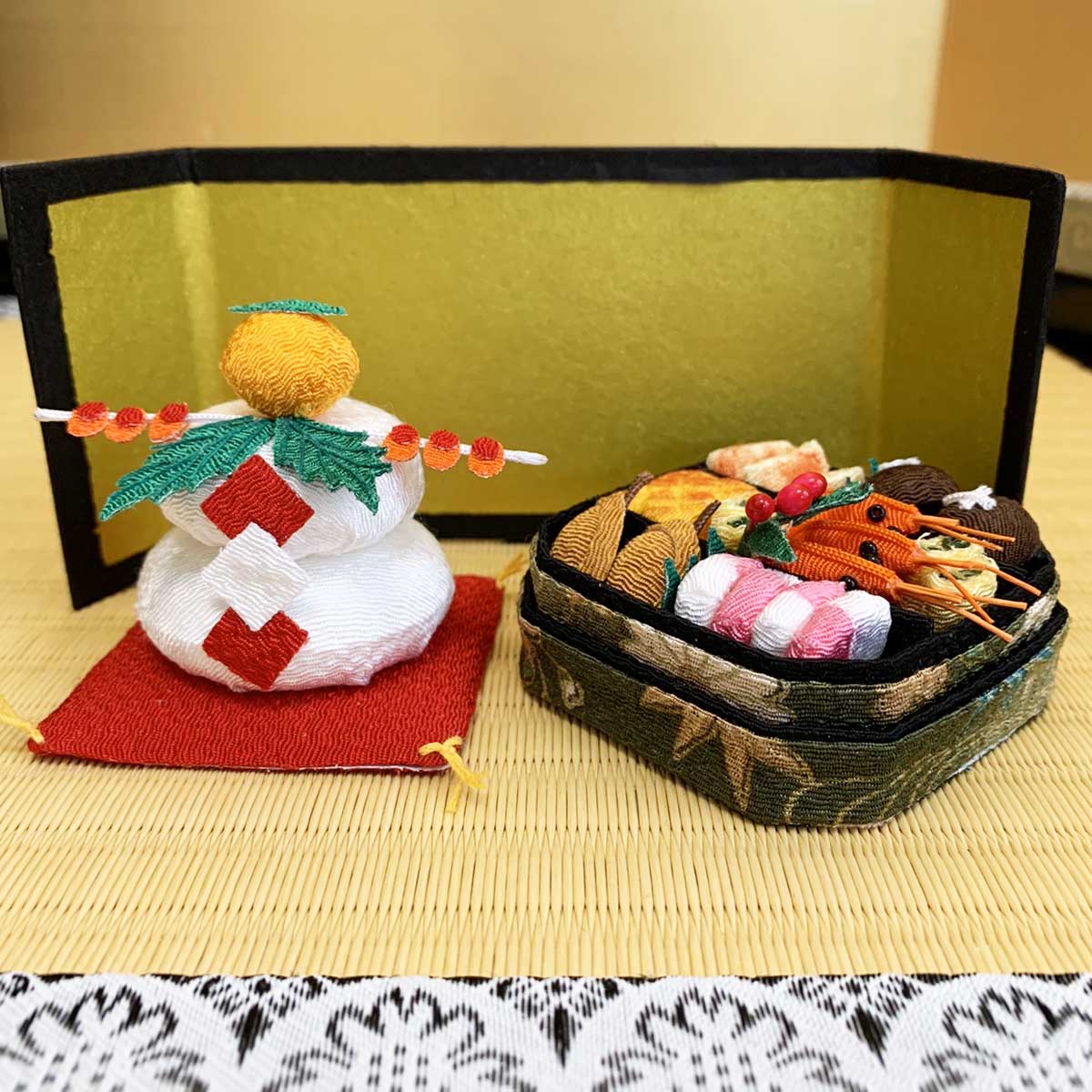 楽天市場】お正月飾り ちりめん細工 鏡餅（赤座布団付） 初春を祝う