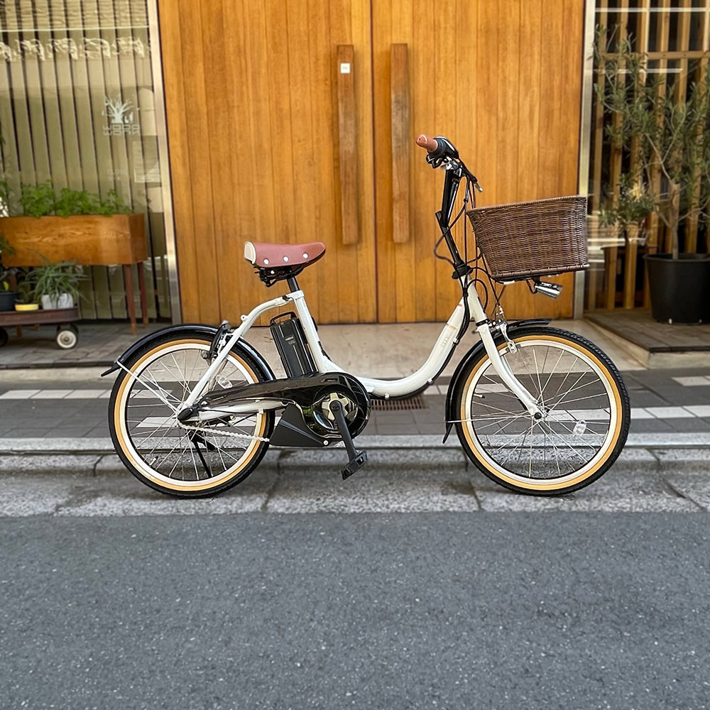 クリーム色シティサイクル 前部バスケット付き シティサイクル