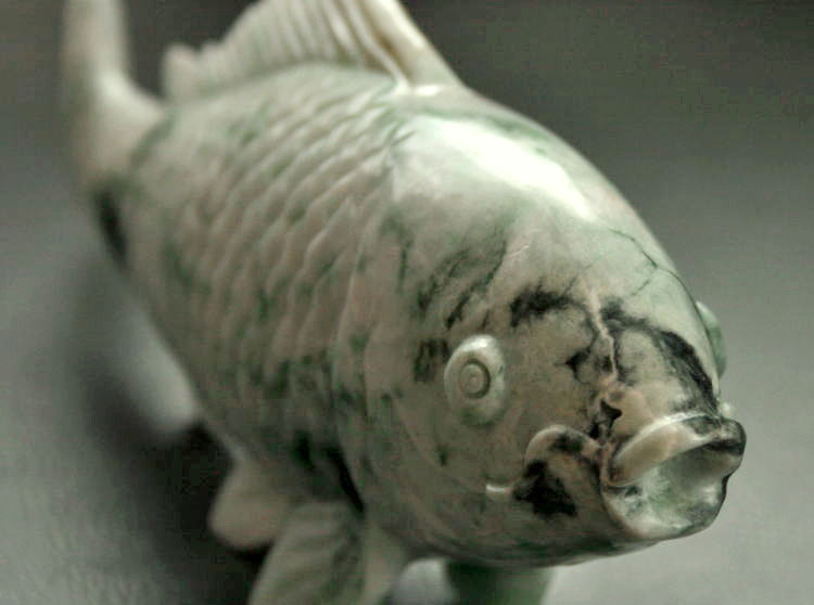 楽天市場】糸魚川翡翠彫刻（鯉）【翡翠原石付き】 C01137 200.5mm*86mm