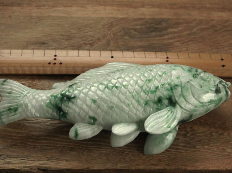 楽天市場】糸魚川翡翠彫刻（鯉）【翡翠原石付き】 C01137 200.5mm*86mm