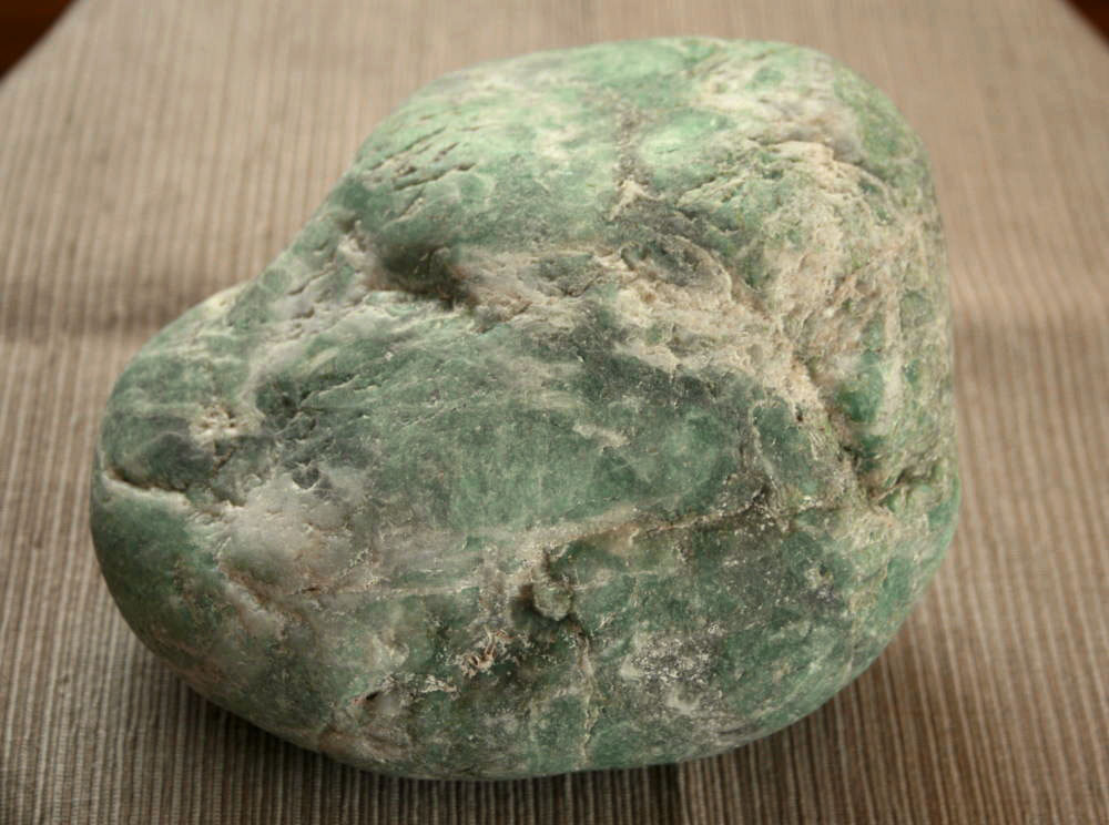 楽天市場】糸魚川翡翠原石 G00947 150mm*130mm*70mm 糸魚川 ひすい 漂