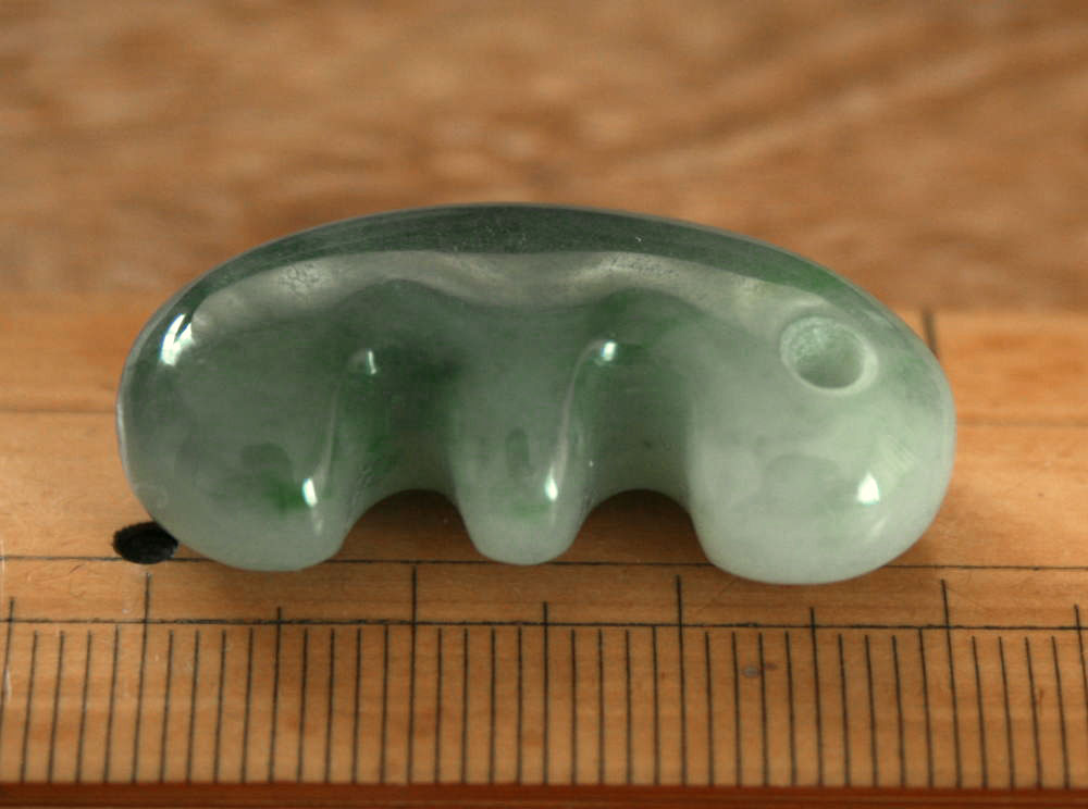 楽天市場】糸魚川翡翠子持ち勾玉 M10002 陽春 作 31mm*16mm*10mm