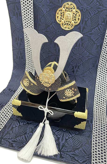 楽天市場】金襴銀兜 几帳付 五月人形兜飾り 端午の節句卓上飾り