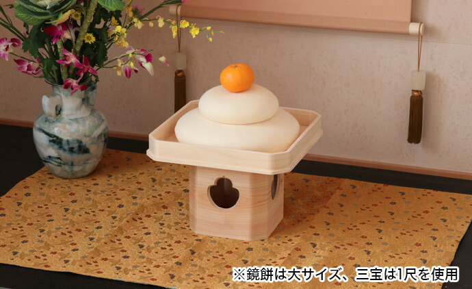 楽天市場】お鏡餅 樹脂製 大サイズ（三升重ね）【白×白】 キャップ付き