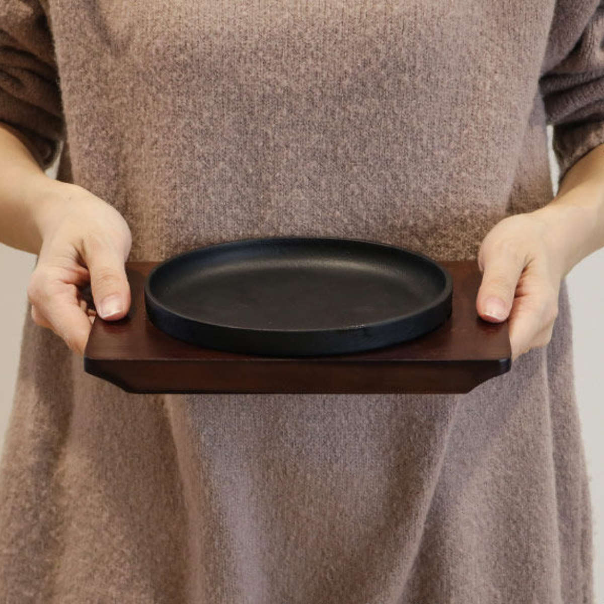 楽天市場】ステーキ皿 13cm スタッキング 木製プレート付き 鋳鉄