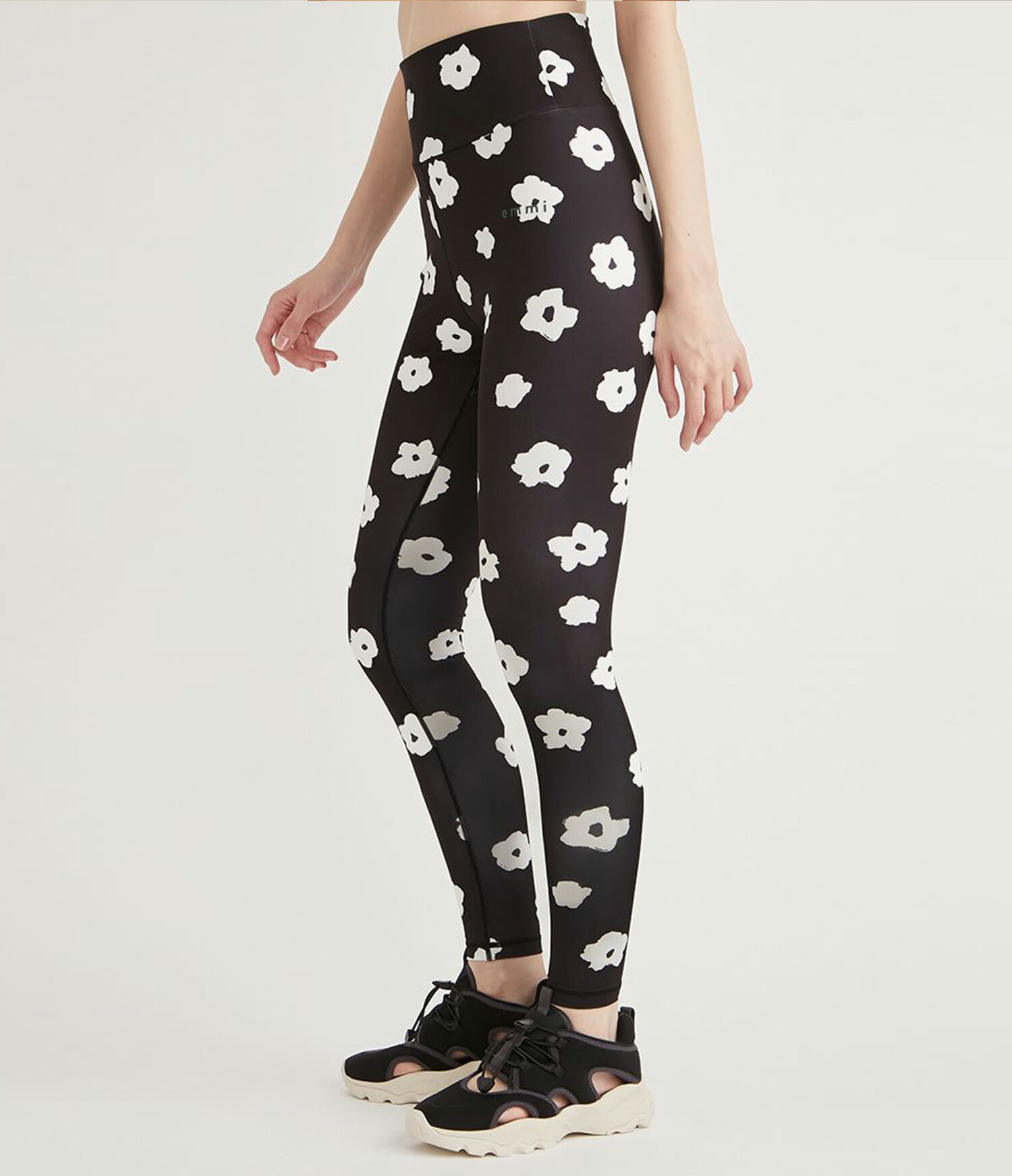 楽天市場】＼エントリーでP5倍／エミ ヨガウェア emmi WELLNESS