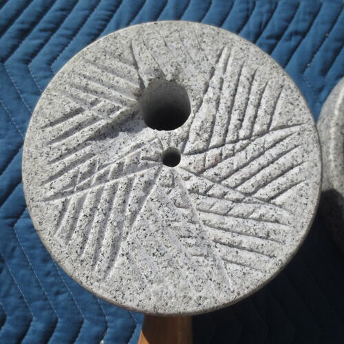 楽天市場】石臼 （いしうす） ひき臼 （ひきうす）御影石 20型 送料