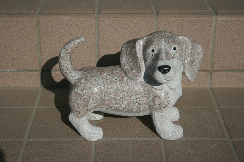 楽天市場】【送料無料】ミニチュアダックスフンド(錆び色）の石の彫刻