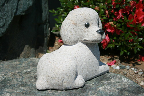 楽天市場】【送料無料】トイプードル犬[錆石]（寝そべり型）【石の置物