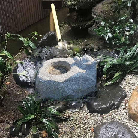 鞍馬石　蹲　48.6キロ　庭石　鑑賞石　石　庭　坪庭　砂利　和 楽天市場】砂利 茶色 ブラウン ミックス 庭 ドライガーデン 石