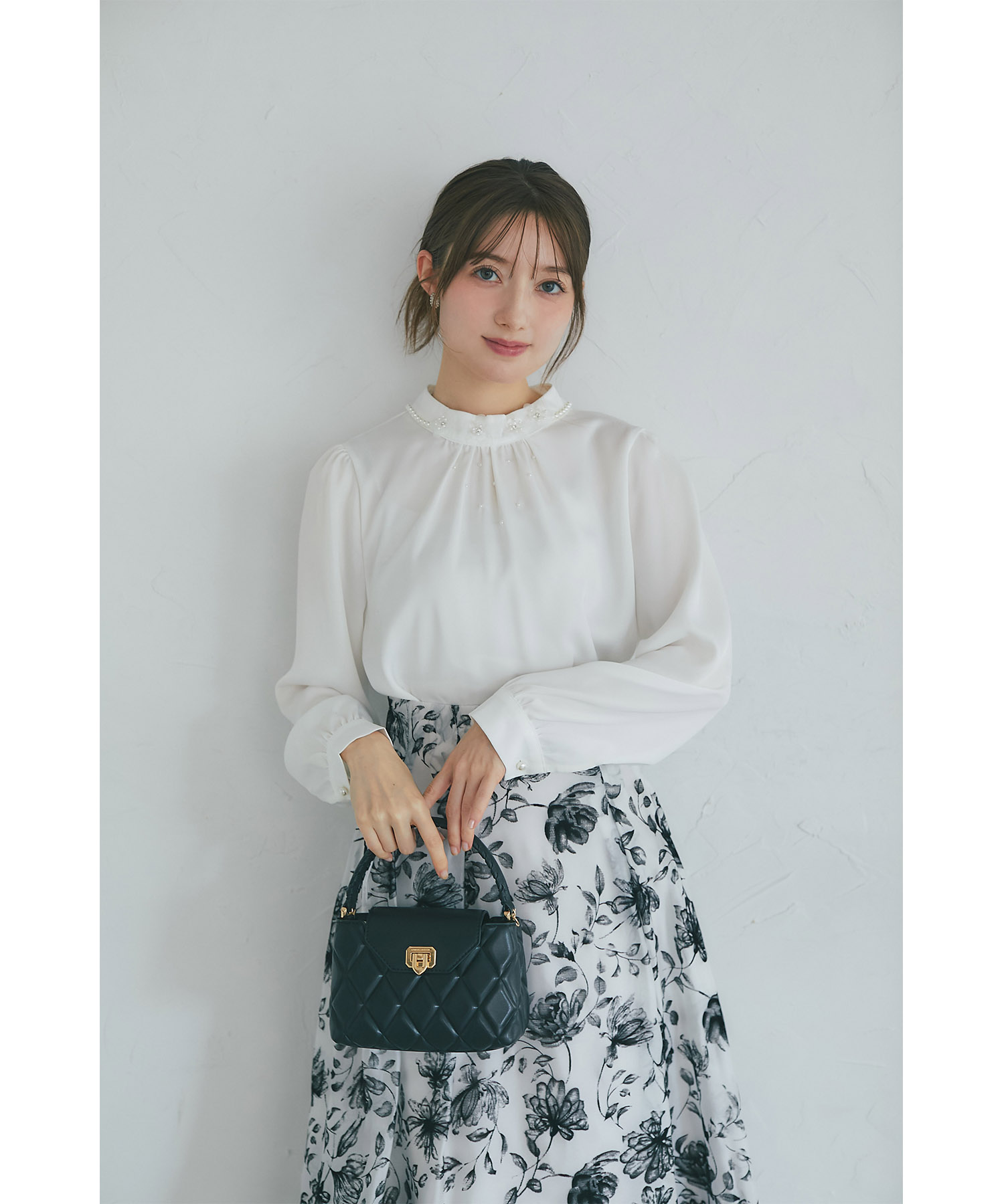 楽天市場】立体フラワーモチーフ＆パール付きハイネックブラウスtocco