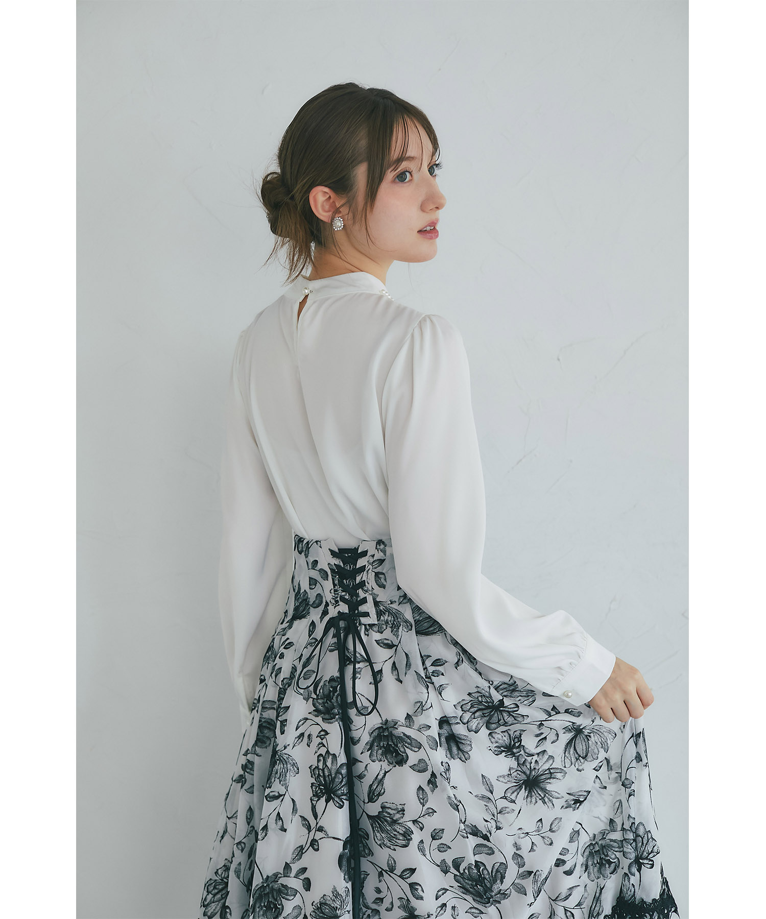 楽天市場】立体フラワーモチーフ＆パール付きハイネックブラウスtocco