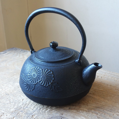 楽天市場】南部鉄器 南部鉄瓶 平丸型 菊花 2.2L : セレクトショップ