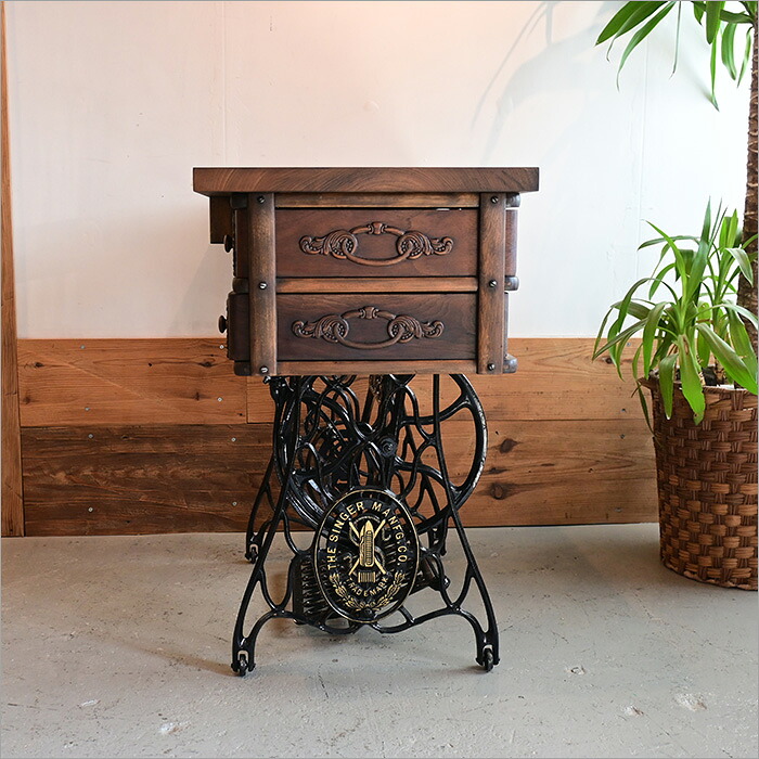 アンティークの足踏み式シンガーミシン(引き出し付きキャビネット型
