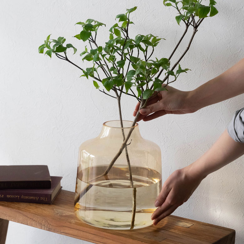 楽天市場】花瓶 ガラス フラワーベース おしゃれ 一輪挿し アンバー