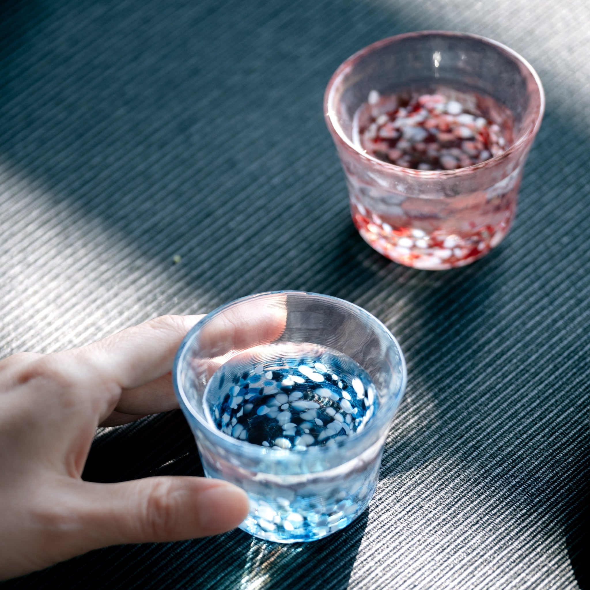 津軽びいどろ 盃ペアセット 小花/青涼 | 上品なガラスのおちょこ