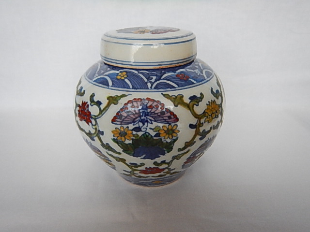 豆彩 花蝶文壺「明」成化期 – 津木美術コレクション