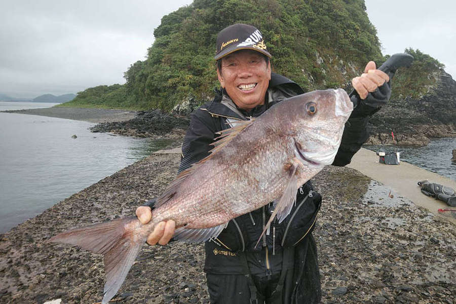 チヌ名手・大知昭 一文字波止で75cmの大型マダイをキャッチ／水無瀬島