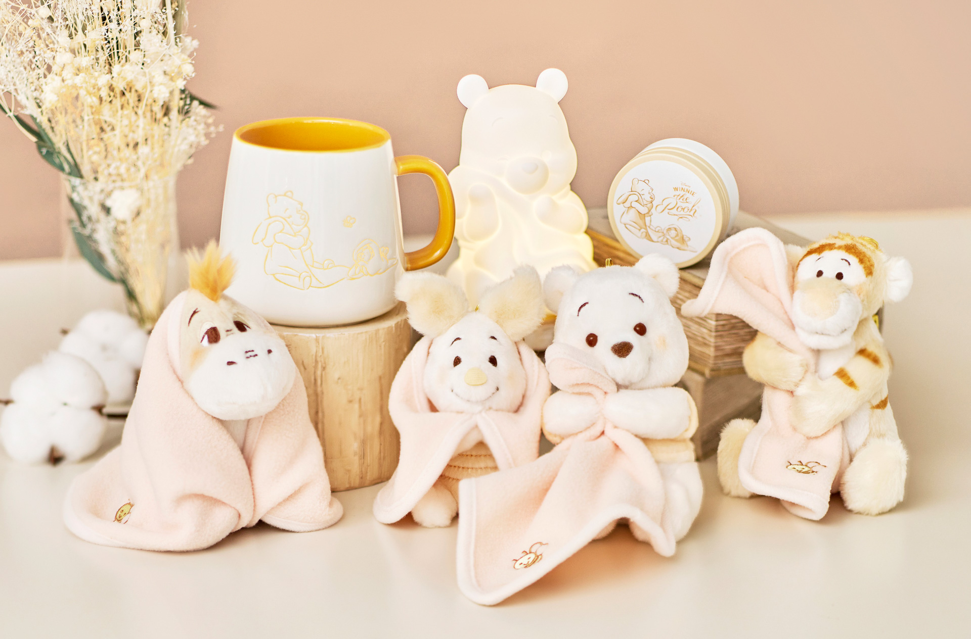 今年の「WHITE POOH」はハニーミルクラテカラーのプーさん。着る