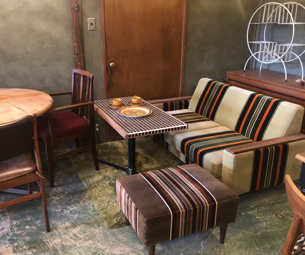 昭和レトロソファでコーディネート 復刻生地と木手すりで60年代に