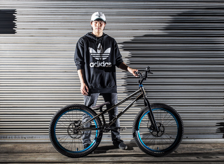 24ストリートトライアルフレームTONEでのストリートライディング