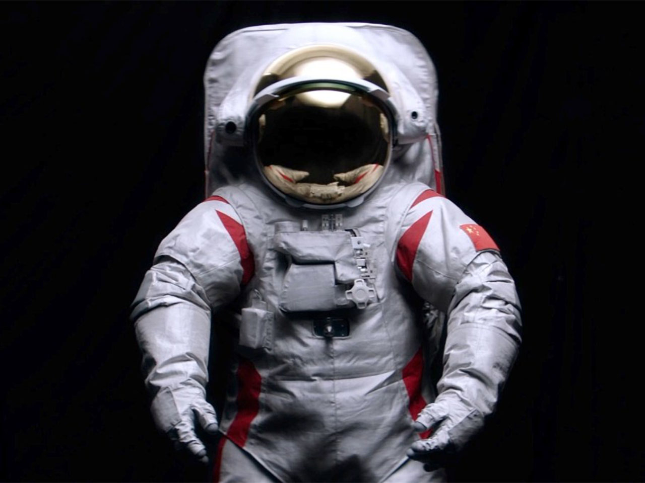 宇宙服　ティシュ入れ　タグ付き プラダが宇宙服デザインに参画、国際月探査ミッションで使用へ | ロイター