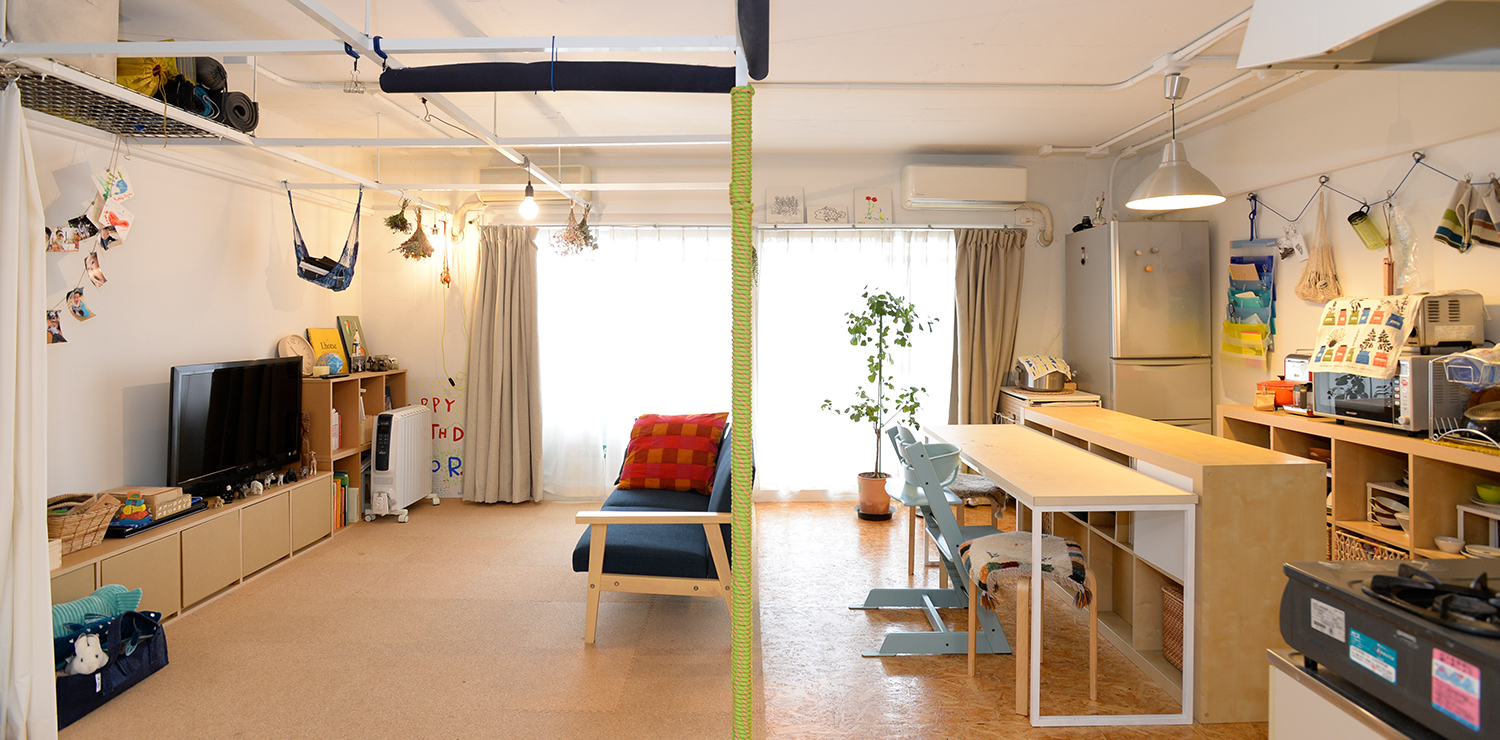 オリジナルのフレーム天井と吊るす収納を駆使して暮らしを楽しむ家