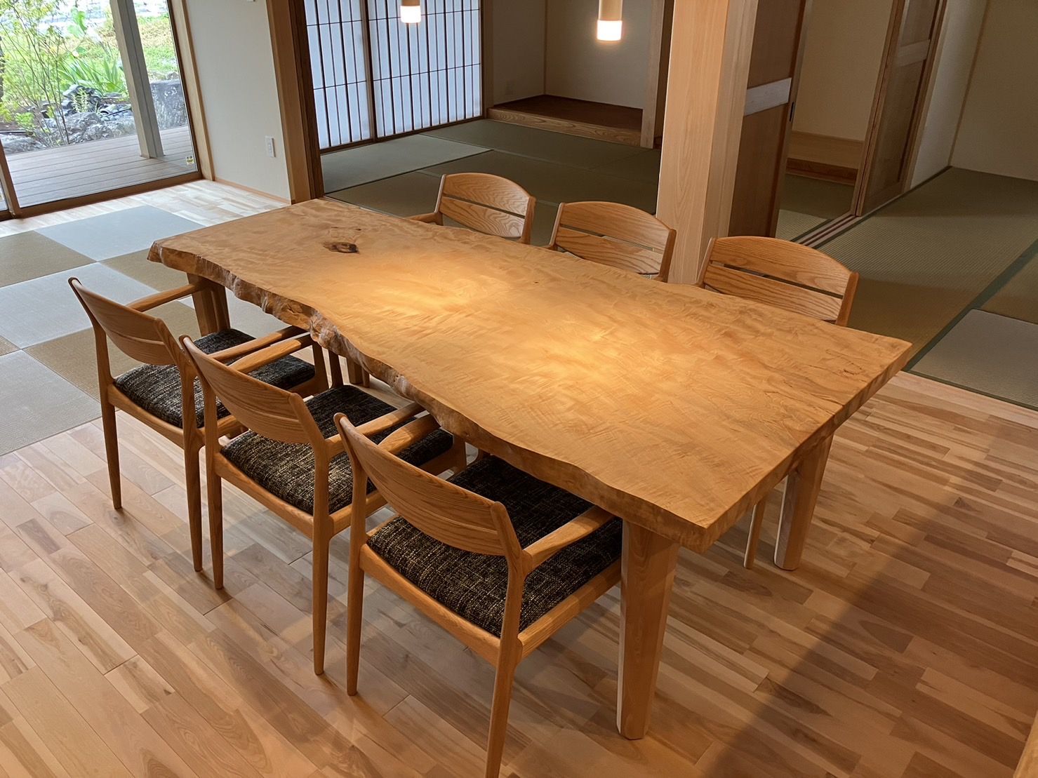 栃一枚板ダイニングテーブルとカウンター | 無垢一枚板「栃」テーブル